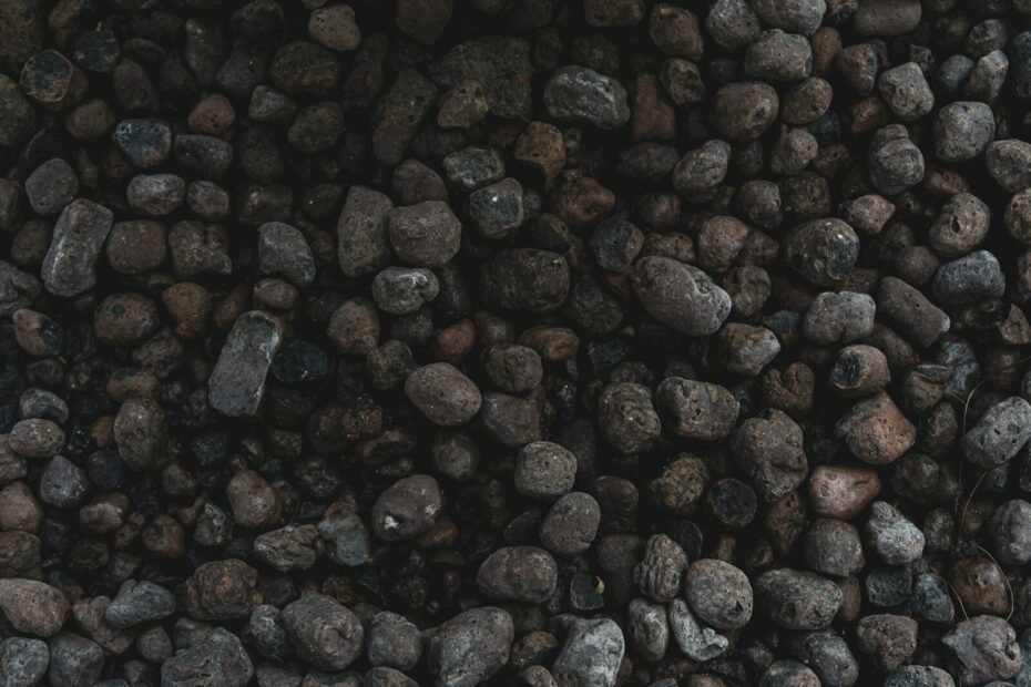 a close up of a bunch of rocks